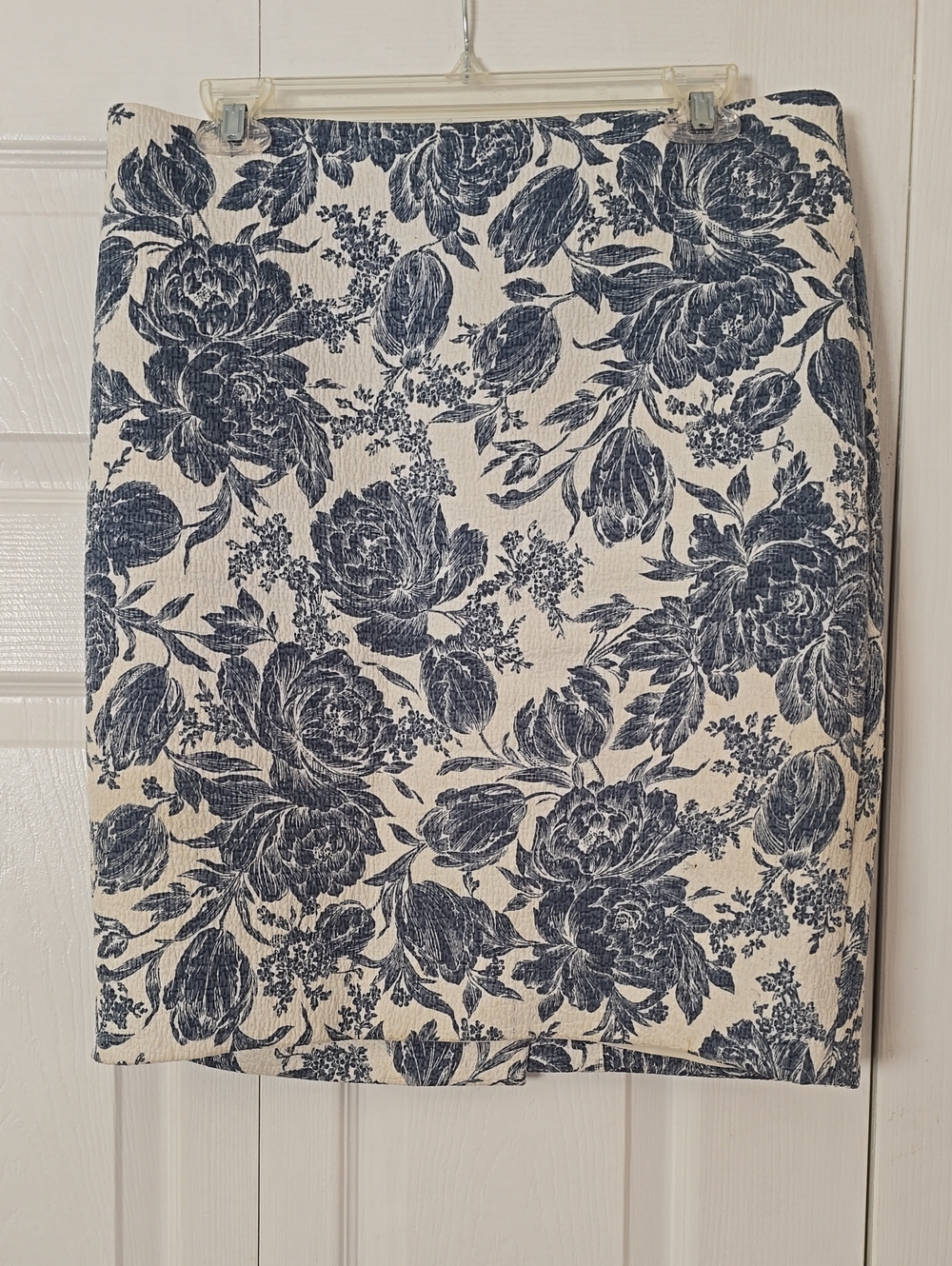 Ann Taylor Size 10  Navy Floral Pencil Skirt on Cream